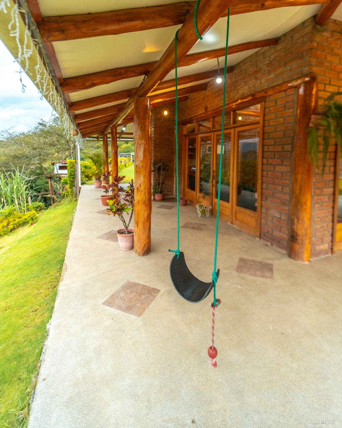 Terraza de madera con columpio