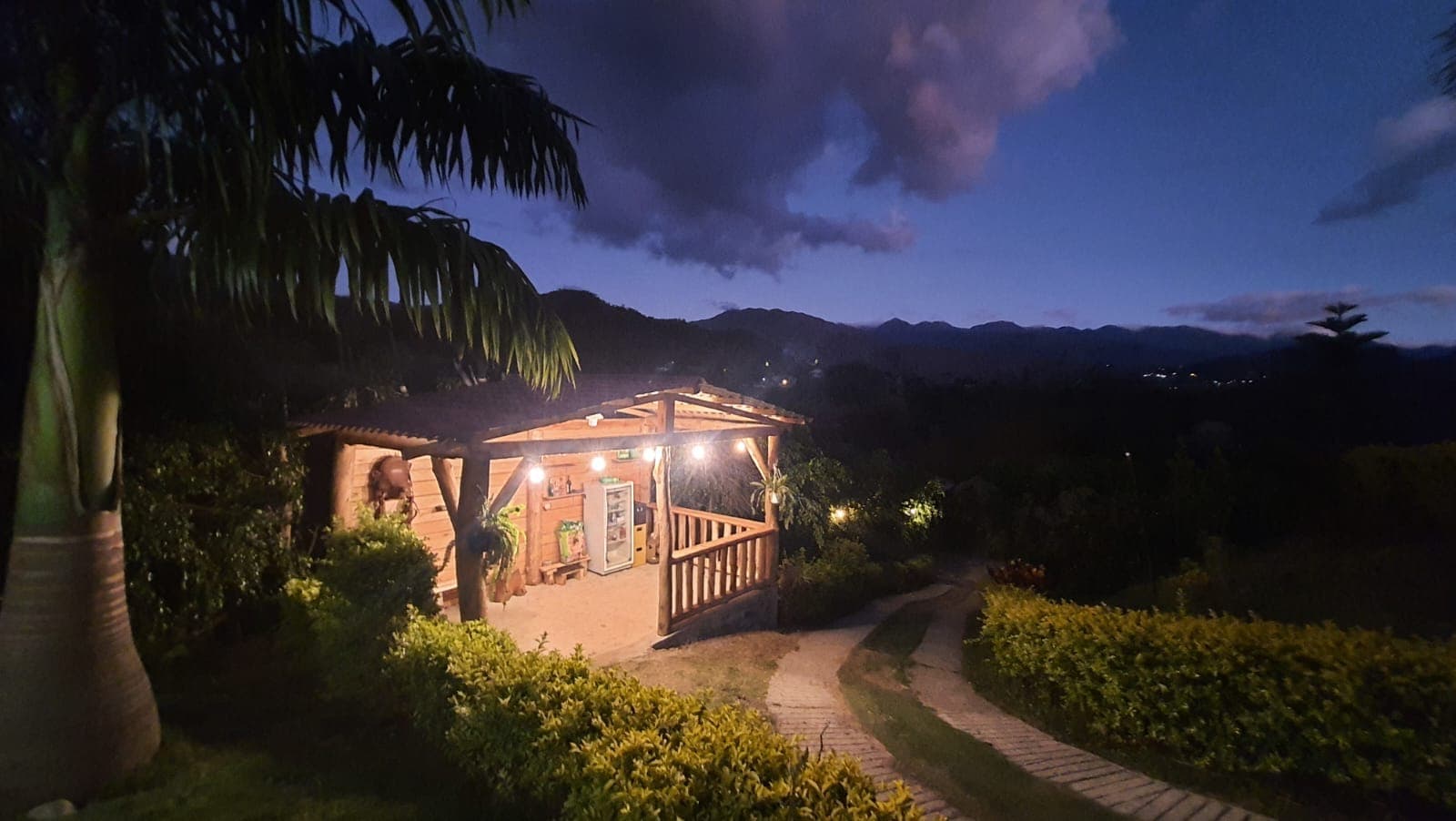 Atardecer en Finca Valentina con vistas al valle