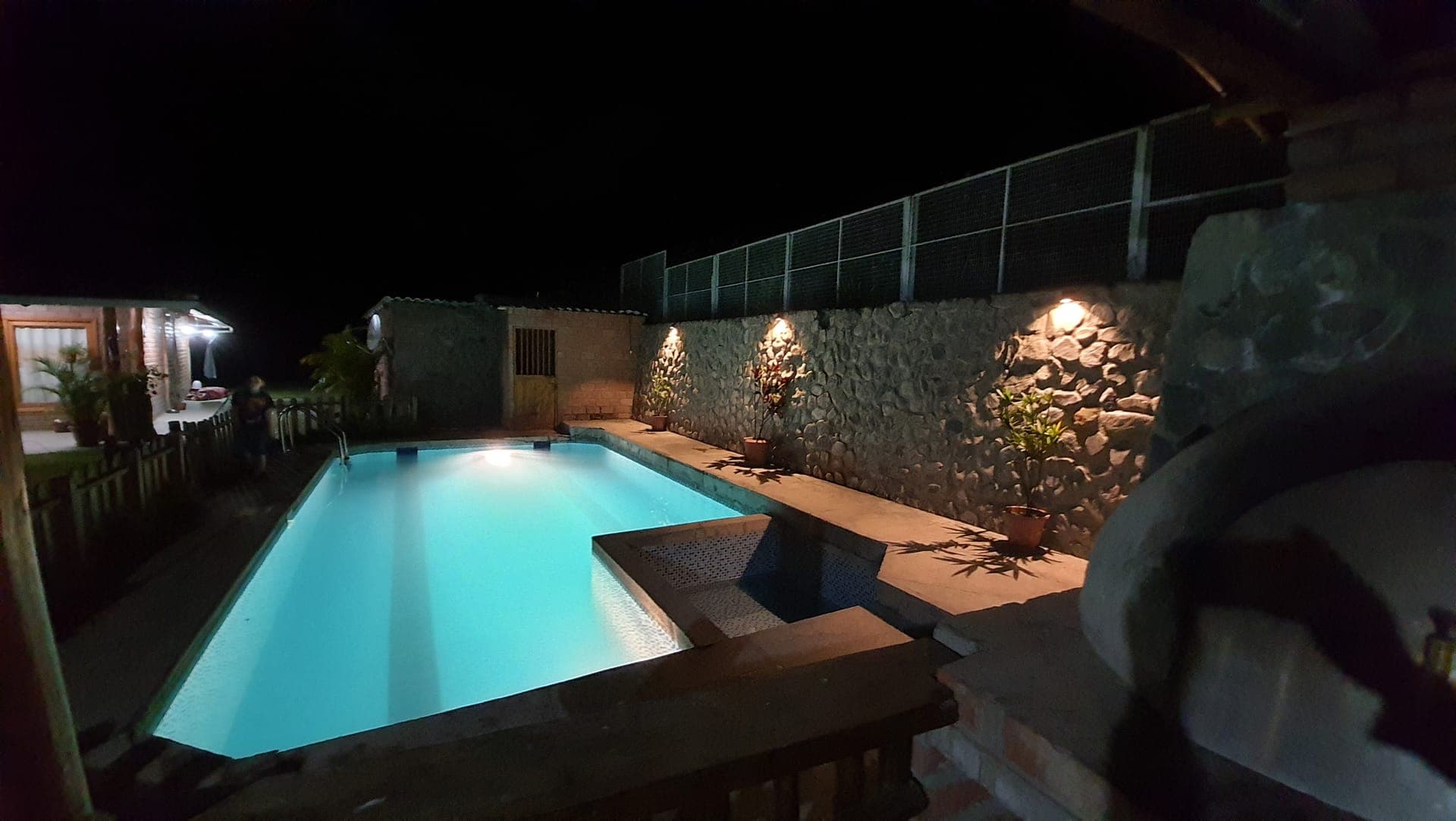Piscina al aire libre iluminada